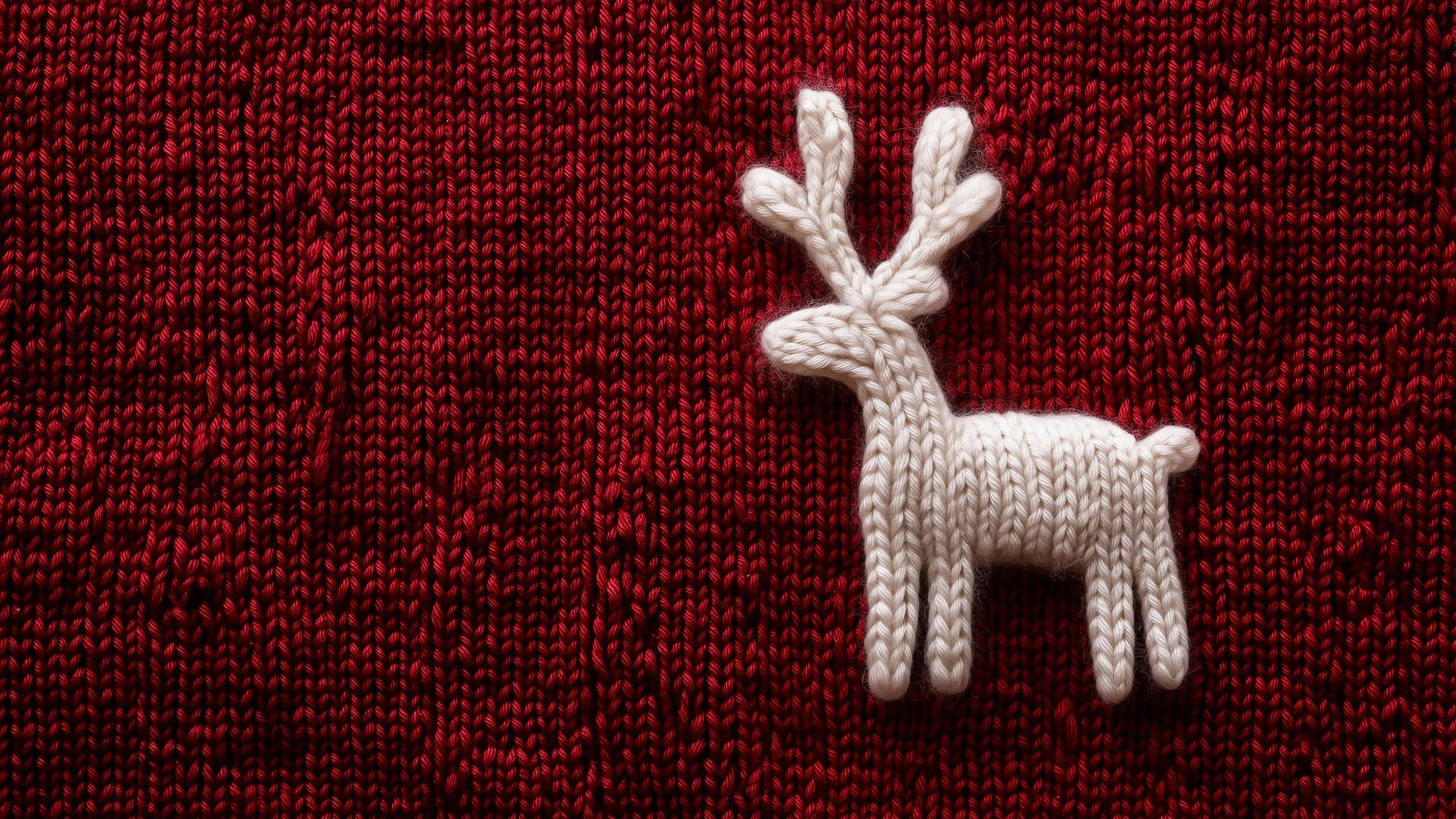 Knitted Reindeer - free desktop wallpaper