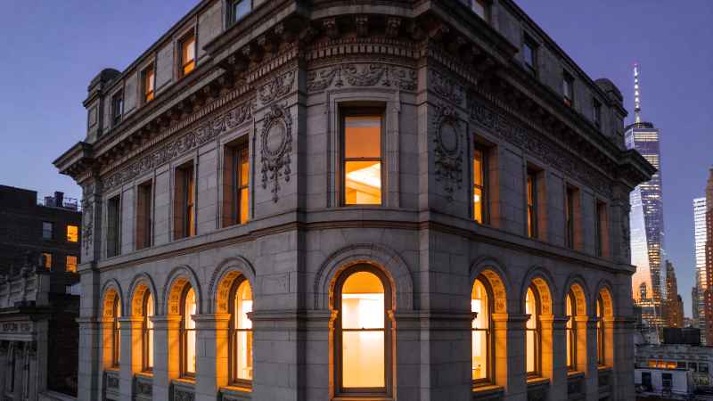 Ornate City Building - free desktop wallpaper download