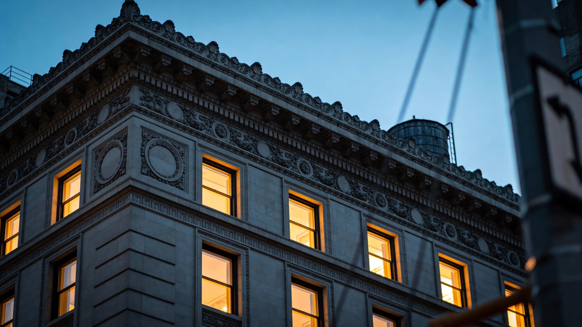 Urban Building Facade - free desktop wallpaper