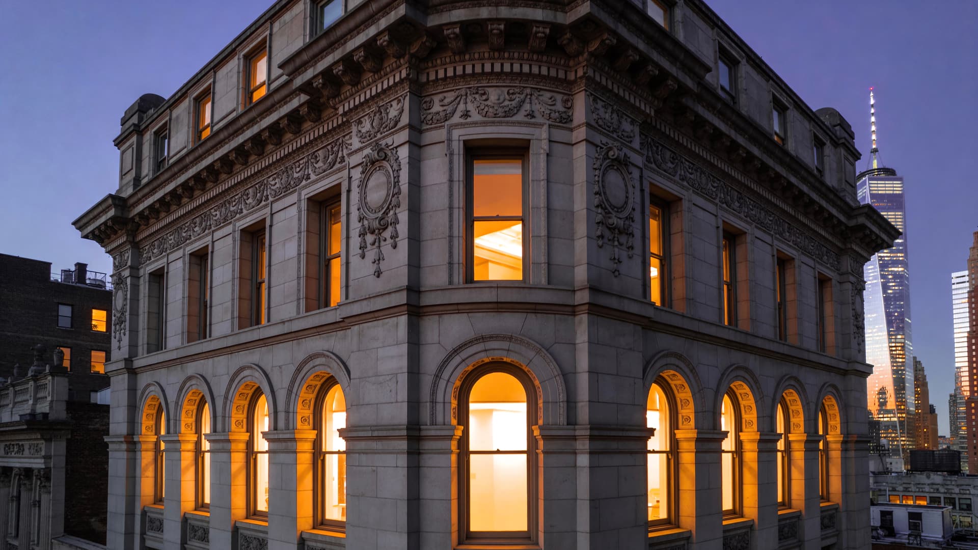 Ornate City Building - free desktop wallpaper