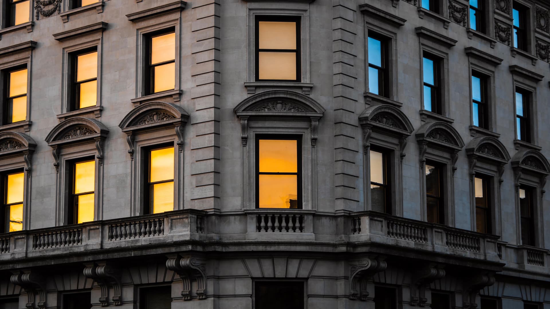 Urban Sunset Facade - free desktop wallpaper