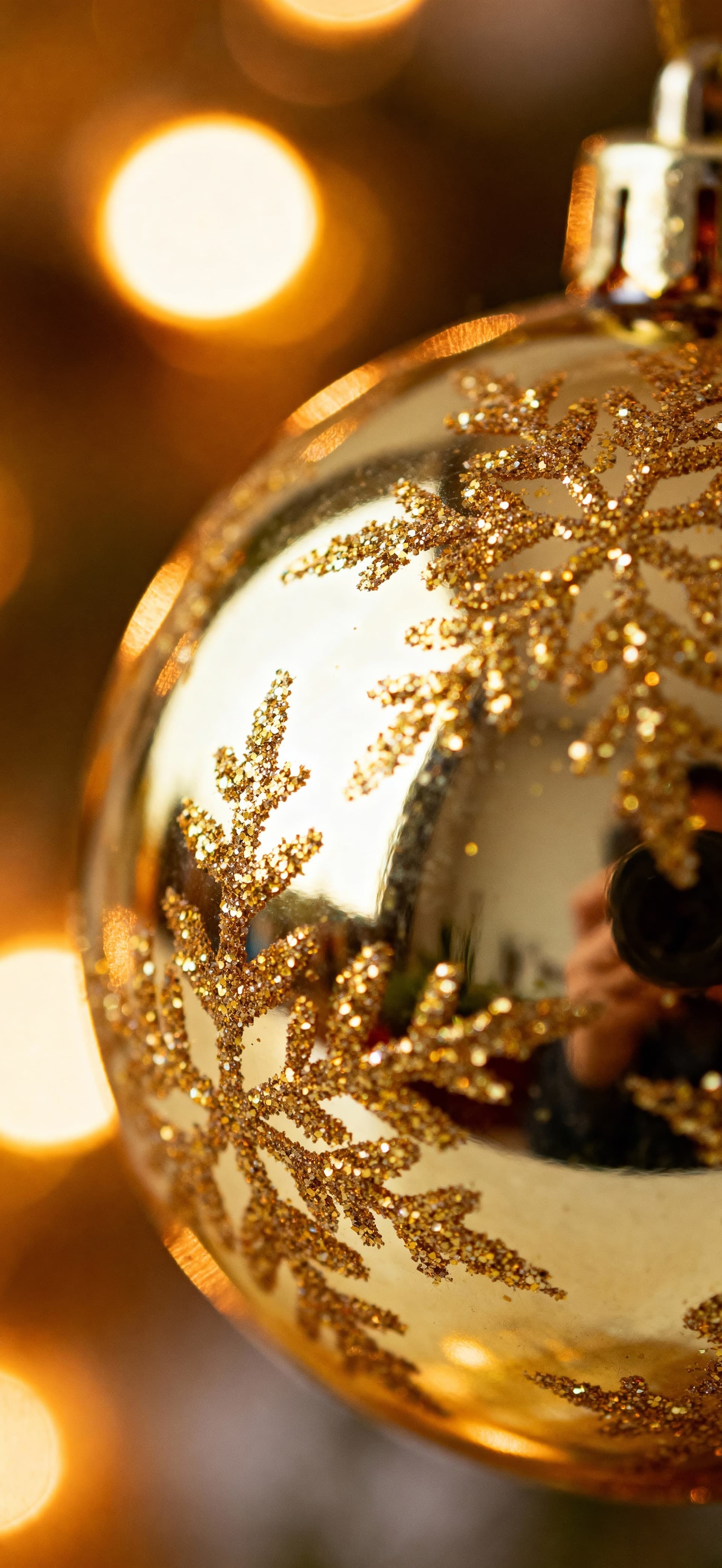 Snowflake Bauble - free phone wallpaper
